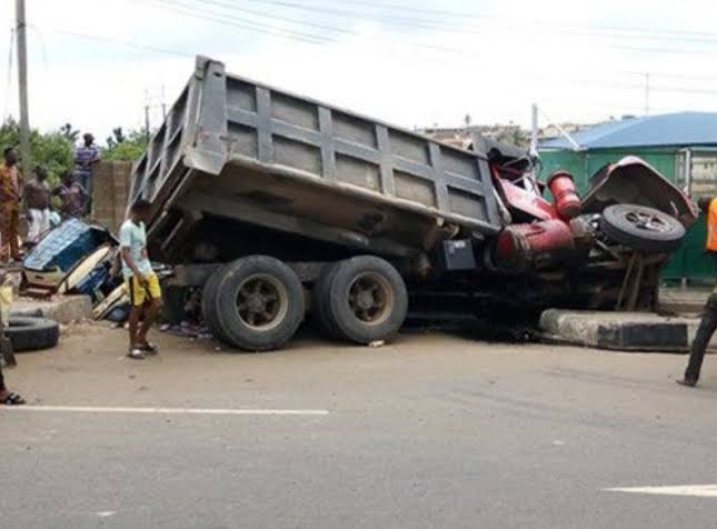 Truck Loses Control, Kills Roadside Traders, Pedestrians In Ibadan Images 19